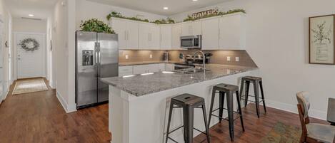 Micro-ondes, four, plaque de cuisson, lave-vaisselle