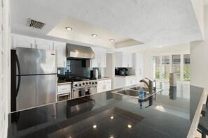 電子レンジ、オーブン、コンロ、食器洗い機