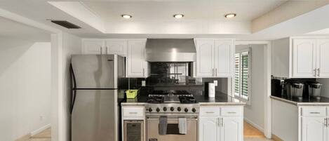 Microonde, forno, piano cottura, lavastoviglie