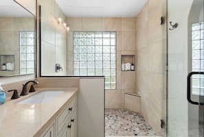 Bathroom - Sun, Fun & a Tempe Tan Home (Tempe)