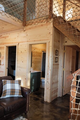 Large Cabin near Dam Entrance with Fiber Internet