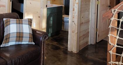 Large Cabin near Dam Entrance with Fiber Internet