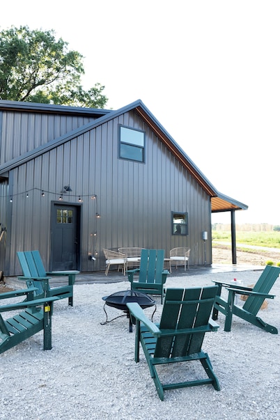 Large Cabin near Dam Entrance with Fiber Internet