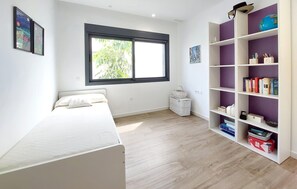 4 bedrooms, travel crib, free WiFi - Beautiful home in Serra (Serra)