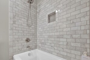 Douche, sèche-cheveux, serviettes fournies, savon