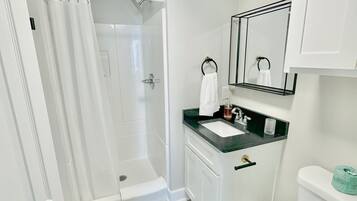 Toallas, jabón, shampoo, papel de baño