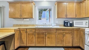 Kjøleskap, mikrobølgeovn, ovn og kokeplater