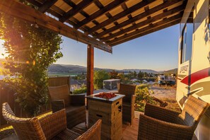 Outdoor dining - Fifth + Fabulous (Vernon)