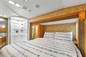 1 bedroom, WiFi, bed sheets - Fifth + Fabulous (Vernon)