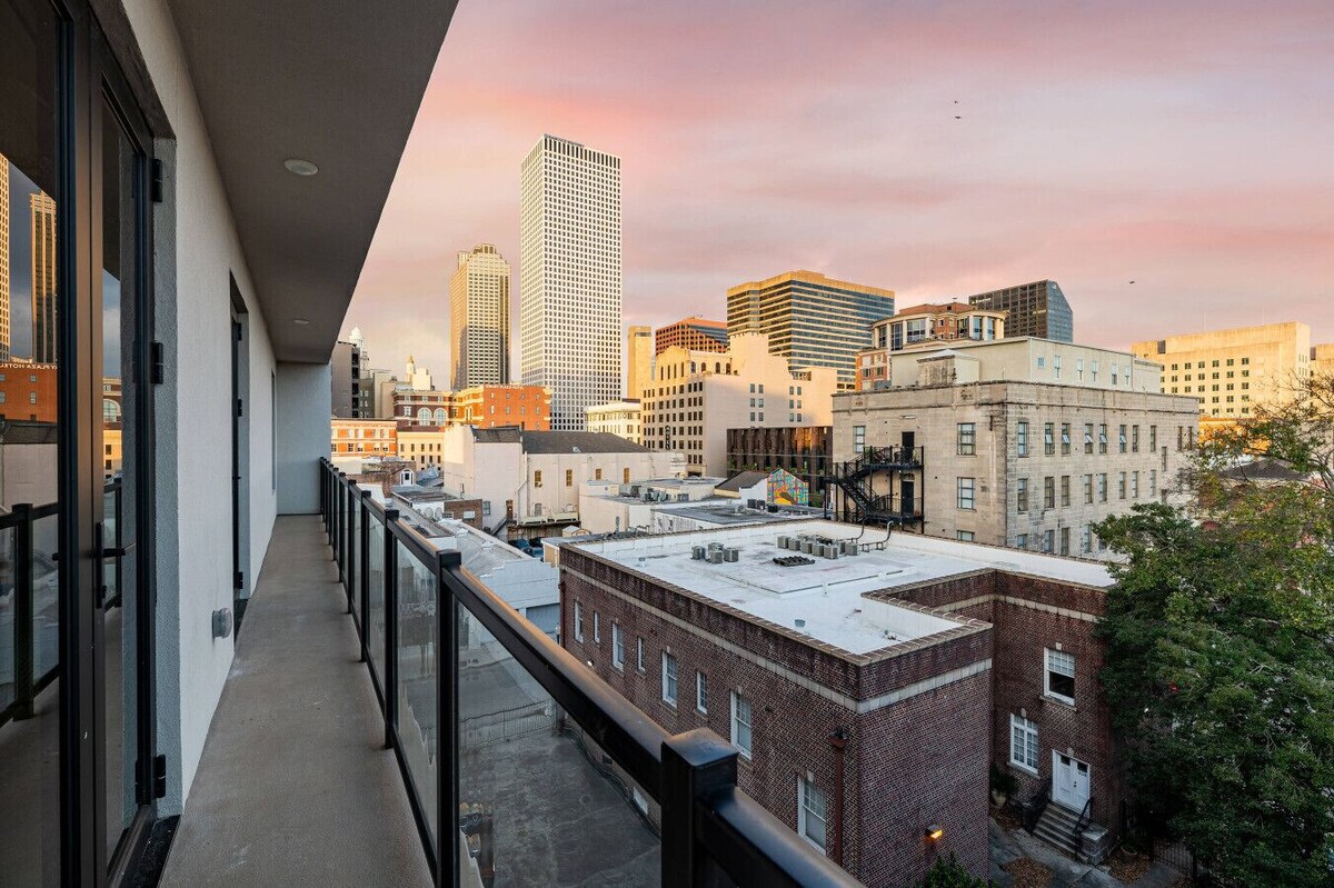Heart of the Warehouse District; walk to WWII Museum, Superdome, FQ
