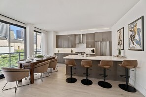 ثلاجة، ميكروويف، فرن، موقد طهي مسطح