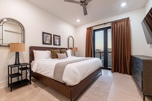 3 bedrooms, iron/ironing board, free WiFi, bed sheets - The Theodore 3BD/3B w/ Balcony - All King Bedrooms (New Orleans)