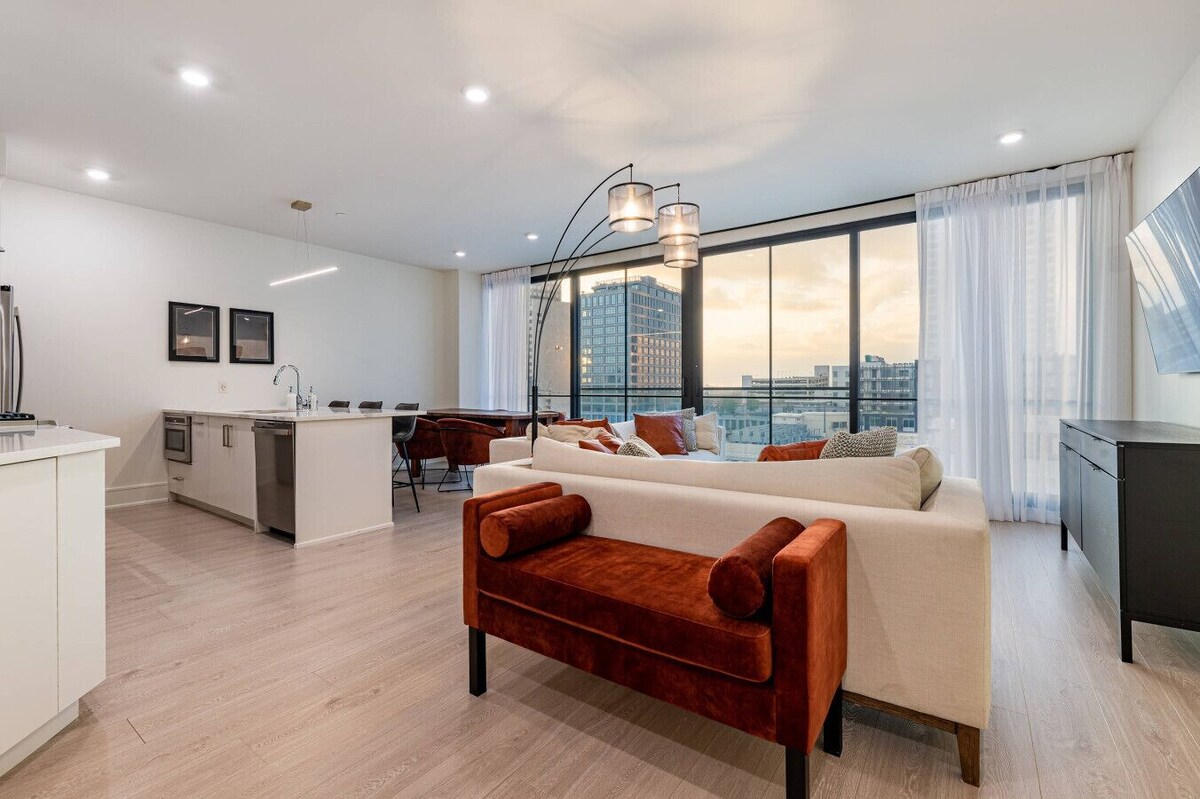 Downtown 3BR/3BA w/ Balcony Near French Quarter