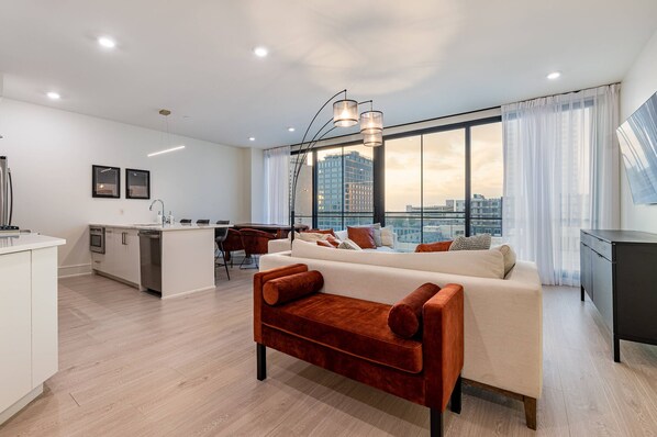 Smart TV - The Theodore 3BD/3B w/ Balcony - All King Bedrooms (New Orleans)