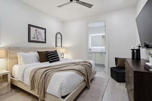 Tabla de planchar con plancha, wifi gratis y ropa de cama