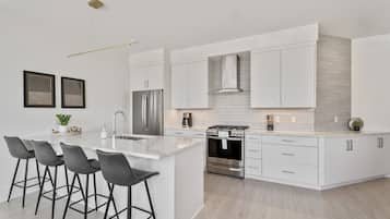 Een koelkast, een microgolfoven, een oven, een kookplaat