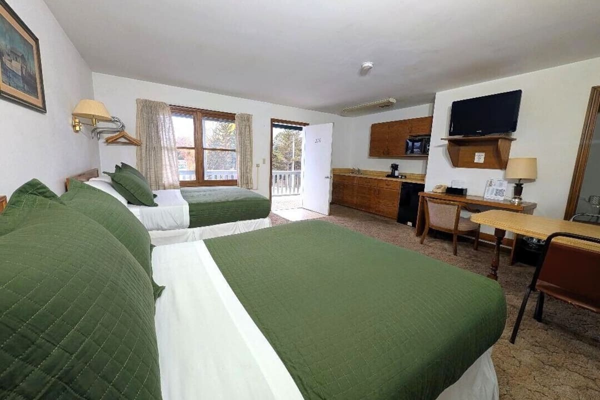 Ropa de cama de alta calidad, escritorio, wifi gratis y ropa de cama