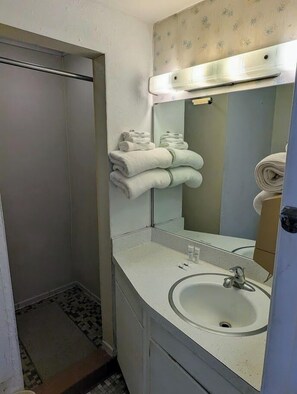 Deluxe Double Room | Bilik Mandi | Tuala disediakan, sabun, syampu, tisu tandas 