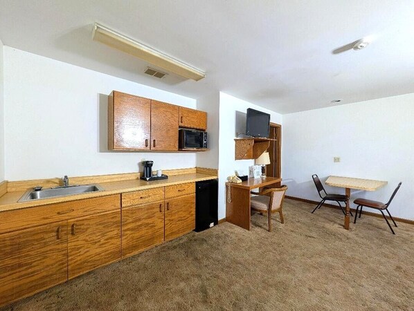 Premium Double Room | Private kitchen | Mini-fridge, microwave, coffee/tea maker - Cool City Motel  (Two Rivers)