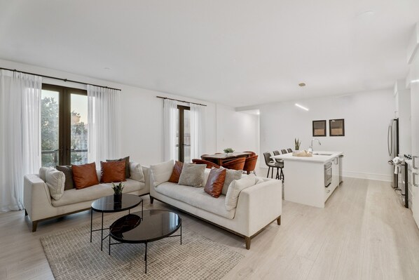 Smart TV - The Theodore 3BD/2B w/ Balcony - All King Bedrooms (New Orleans)