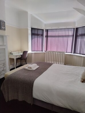 4 Schlafzimmer, Schreibtisch, Bügeleisen/Bügelbrett, Reisekinderbett