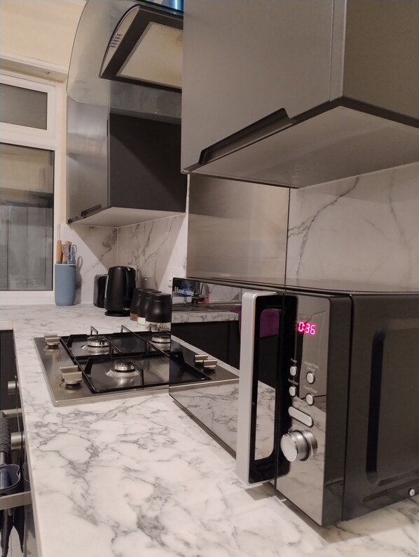 Refrigerador, microondas, horno, placa de cocina
