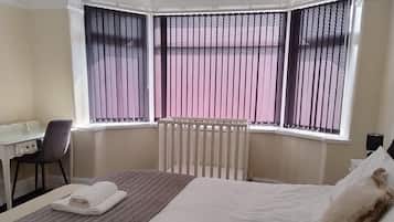 4 Schlafzimmer, Schreibtisch, Bügeleisen/Bügelbrett, Reisekinderbett