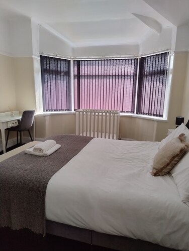 The Mancunian Pride Near United Stadium-4 BR Family house