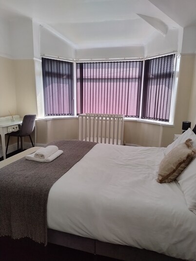 The Mancunian Pride Near United Stadium-4 BR Family house