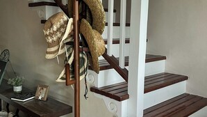 Una escalera con escalones de madera y barandillas blancas.