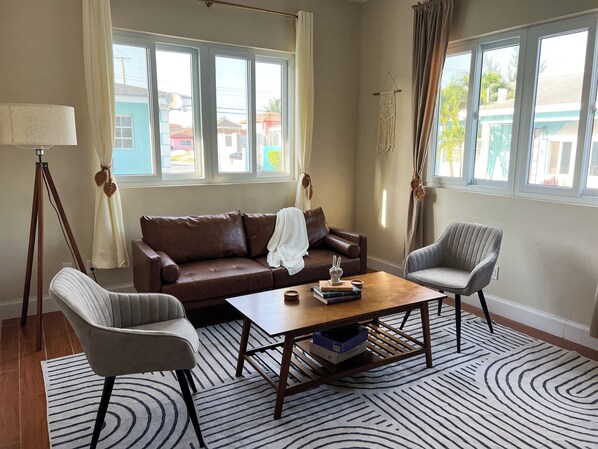 TV - 2-bedroom Condo in Nassau near Beach and Airport (Nassau)