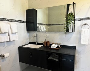 Shower, hair dryer, towels, soap - 2-bedroom Condo in Nassau near Beach and Airport (Nassau)