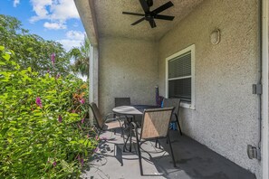 Condo, várias camas, banheira de imersão, vista para a piscina (Ocean Gate I104) | Opções para refeição ao ar livre