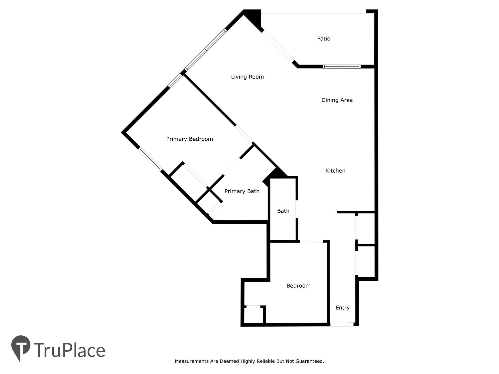 Planta baixa de uma casa, mostrando sala de estar, sala de jantar, cozinha, quarto principal, banheiro principal, banheiro secundário e um quarto.