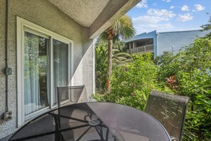 Condo, varias camas, hidromasaje, vista a la alberca (Ocean Gate I104) | Vista desde la habitación