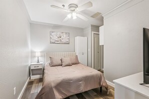 Condo, várias camas, banheira de imersão, vista para a piscina (Ocean Gate I104) | 2 quartos, Wi-Fi de cortesia