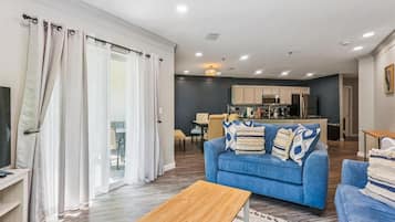 Apartamento, varias camas, bañera de hidromasaje, vistas a la piscina (Ocean Gate I104) | Zona de estar