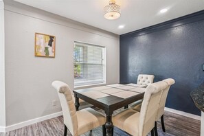 Apartment, Mehrere Betten, Whirlpool, Poolblick (Ocean Gate I104) | Speisen