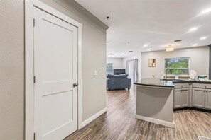 Condo, Multiple Beds, Hot Tub, Pool View (Ocean Gate I104) | Interior