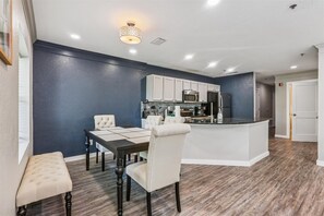 Condo, varias camas, hidromasaje, vista a la alberca (Ocean Gate I104) | 2 habitaciones, decoración personalizada y muebles diferentes 