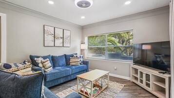 Condo, varias camas, hidromasaje, vista a la alberca (Ocean Gate I104) | Área de sala de estar