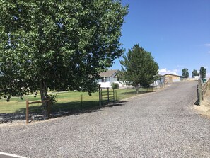 Property grounds - Charming country studio close to Fruita and biking trails (Fruita)