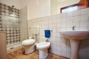 Eco-friendly toiletries, hair dryer, bidet, towels - Bongiovi Houses - App. Azure - 2 min from the beach, with garden and sea view (Sicilia)