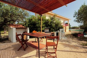 Outdoor dining - Bongiovi Houses - App. Azure - 2 min from the beach, with garden and sea view (Sicilia)