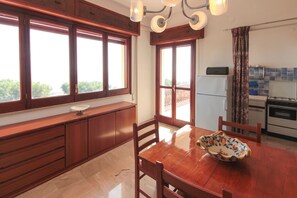 Frigorífico, microondas, placa de cocina y cafetera o tetera
