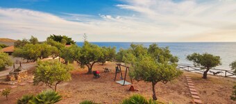 Bongiovi Houses - App. Azure - 2 min from the beach, with garden and sea view