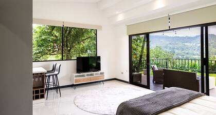 Cozy Lodge near Río Celeste with AC