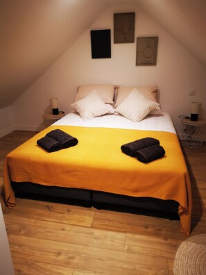 2 bedrooms, iron/ironing board, free WiFi, bed sheets