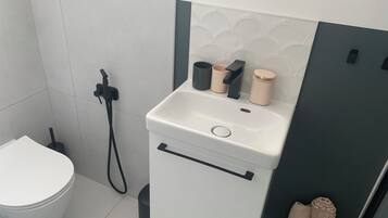 Douche, sĂšche-cheveux, serviettes fournies, savon