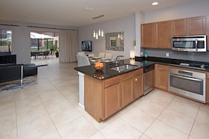 Een microgolfoven, een oven, een kookplaat, een vaatwasser